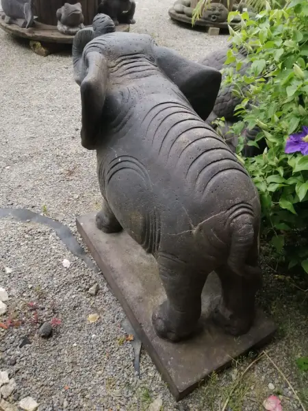 Artikelbild 3 des Artikels “Auf Sockel stehender Elefant als Wasserspiel, 107 cm Länge | in Stein gehauen. Steinguss mit antikem Finish, handgefertigte Nacharbeit “